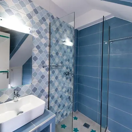 Daire Above Blue Maisonettes Grey Diamond *