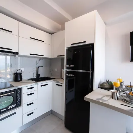 Daire Above Blue Maisonettes Grey Diamond *